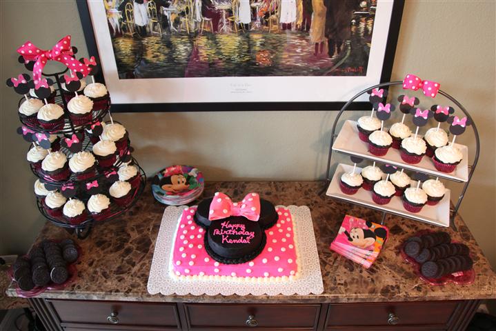 Minnie Mouse Cake and Cupcakes
